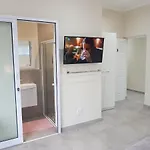 Sharon\'S House: Modern Self-Catering Rooms