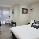 Sharon\'S House: Modern Self-Catering Rooms
